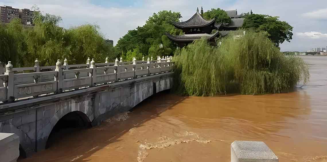 雨季来临水灾频发，桥梁加固保安全